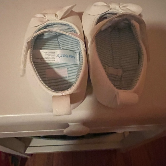 Carters white baby girl dress shoes size 6-9 M excellent condition - Picture 3 of 4